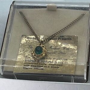 Vintage Ronte of Hollywood simulated Emerald pendant necklace goldtone metal